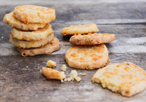 Cheese Crackers 0824 600x423 Its Time for Bunco: Fast and Easy Cheddar Cheese Crackers
